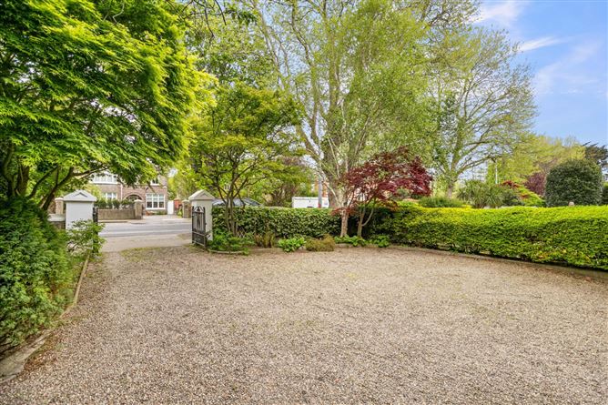 https://photos-a.propertyimages.ie/media/1/8/4/4997481/ea65e658-98dc-4c36-bffb-f61044399df8_l.jpg