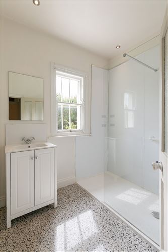 https://photos-a.propertyimages.ie/media/1/8/4/4997481/ea65e658-98dc-4c36-bffb-f61044399df8_l.jpg