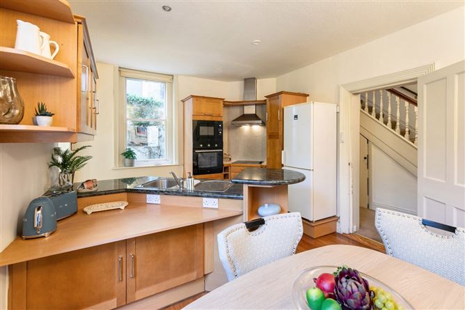 https://photos-a.propertyimages.ie/media/1/8/4/4997481/ea65e658-98dc-4c36-bffb-f61044399df8_l.jpg