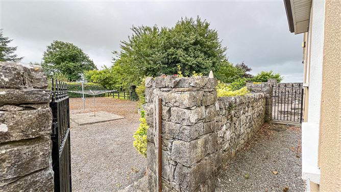 https://photos-a.propertyimages.ie/media/1/8/4/5015481/01bb1a32-acbd-4dd4-b799-f74498883988_l.jpg