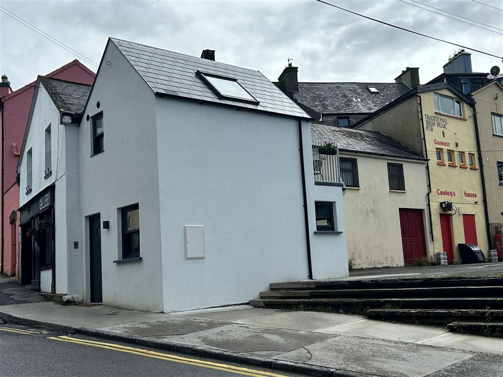 Tigin Ban, The Square, Ennistymon, Clare