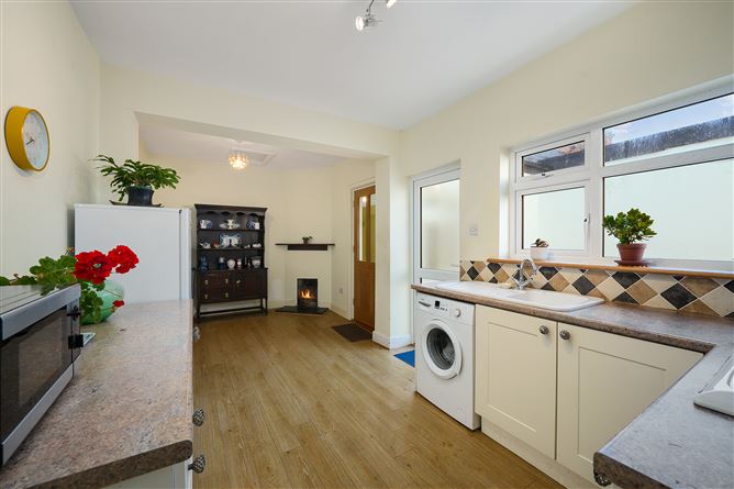 https://photos-a.propertyimages.ie/media/1/9/7/4958791/c5d92791-fa69-40a3-bd7d-2896d2d87b69_l.jpg