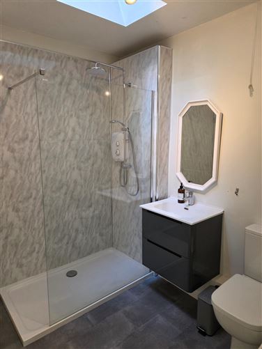 https://photos-a.propertyimages.ie/media/2/0/0/4952002/c54769af-7db0-4de6-85bb-bce8465dedac_l.jpg