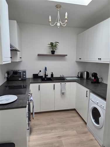 https://photos-a.propertyimages.ie/media/2/0/0/4952002/c54769af-7db0-4de6-85bb-bce8465dedac_l.jpg