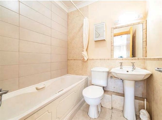 https://photos-a.propertyimages.ie/media/2/0/4/5004402/589ff896-bf7c-4401-b873-91c483d2f653_l.jpg
