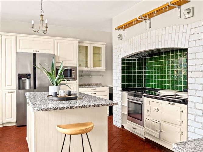 https://photos-a.propertyimages.ie/media/2/0/5/4930502/63769abc-cc3f-49c2-9dfd-ebe845f0f882_l.jpg