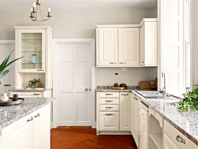 https://photos-a.propertyimages.ie/media/2/0/5/4930502/63769abc-cc3f-49c2-9dfd-ebe845f0f882_l.jpg