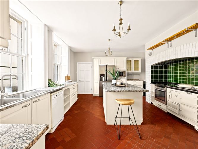 https://photos-a.propertyimages.ie/media/2/0/5/4930502/63769abc-cc3f-49c2-9dfd-ebe845f0f882_l.jpg