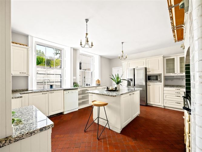 https://photos-a.propertyimages.ie/media/2/0/5/4930502/63769abc-cc3f-49c2-9dfd-ebe845f0f882_l.jpg