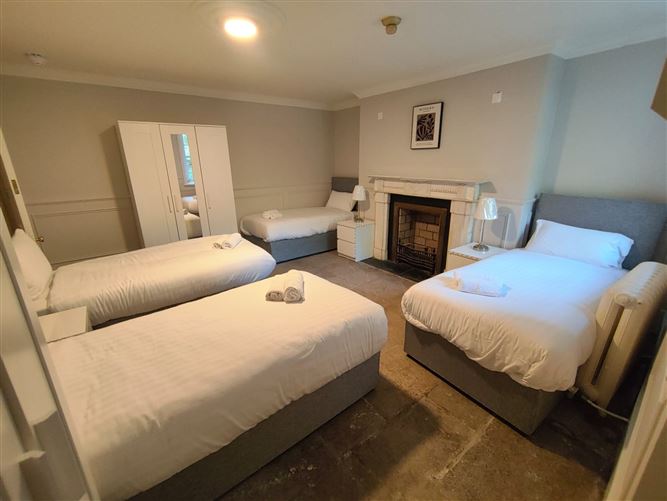 https://photos-a.propertyimages.ie/media/2/0/7/5014702/2c1202fa-5b5b-4b47-ae05-473dbb2438ad_l.jpg
