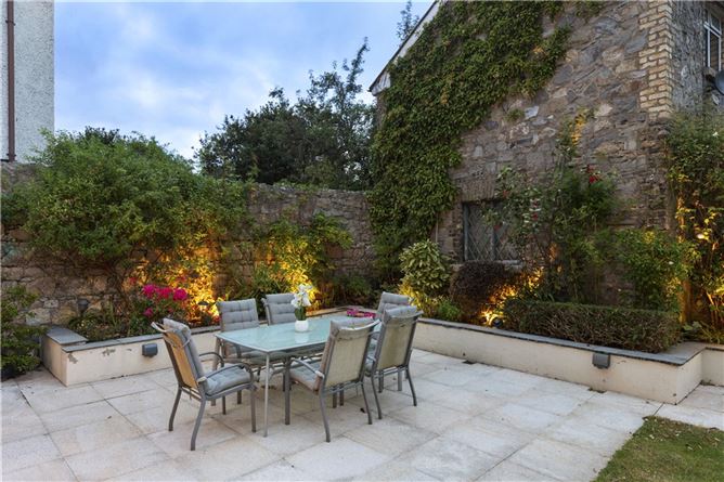 https://photos-a.propertyimages.ie/media/2/1/1/4828112/b950b983-cd45-4289-8722-ff85d8d05906_l.jpg
