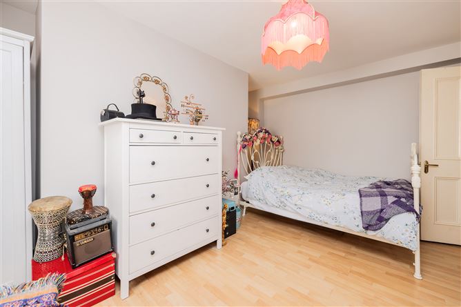 https://photos-a.propertyimages.ie/media/2/1/4/4994412/630c9aab-dfda-4fec-90a4-878ab3c96606_l.jpg