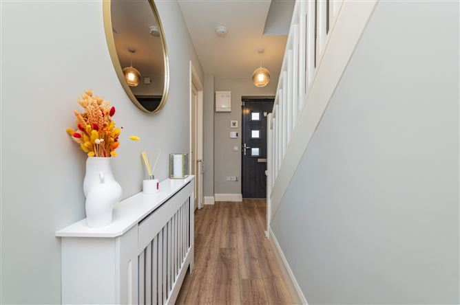 https://photos-a.propertyimages.ie/media/2/1/5/5023512/91178759-4d63-4b5c-84cd-2ae723baed06_l.jpg