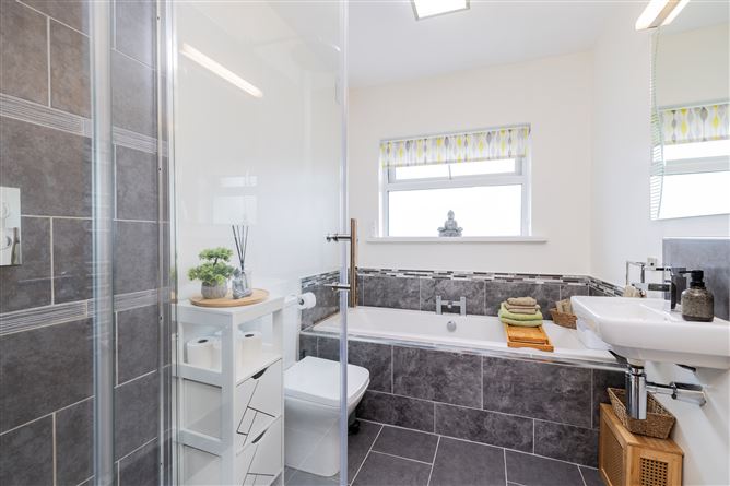 https://photos-a.propertyimages.ie/media/2/1/7/4943712/09275a52-1c63-4d6a-bd7e-3a6fb8c5c01a_l.jpg
