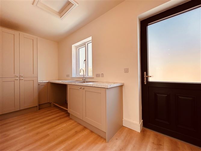 https://photos-a.propertyimages.ie/media/2/1/9/4927912/0f76d5ac-4bd5-486b-9b94-06af3fe8dc7a_l.jpg