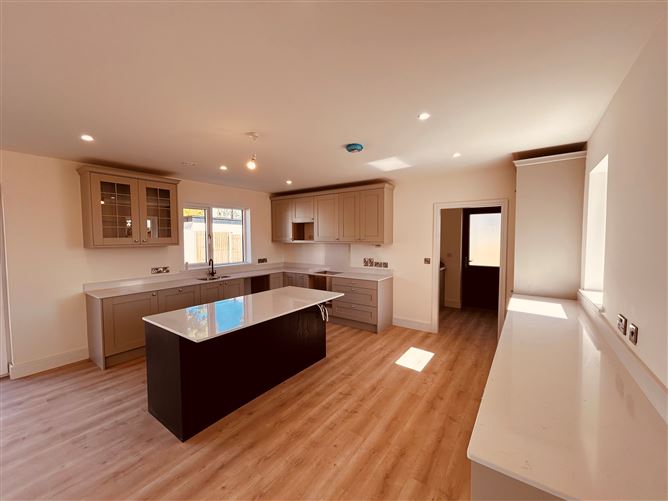 https://photos-a.propertyimages.ie/media/2/1/9/4927912/0f76d5ac-4bd5-486b-9b94-06af3fe8dc7a_l.jpg