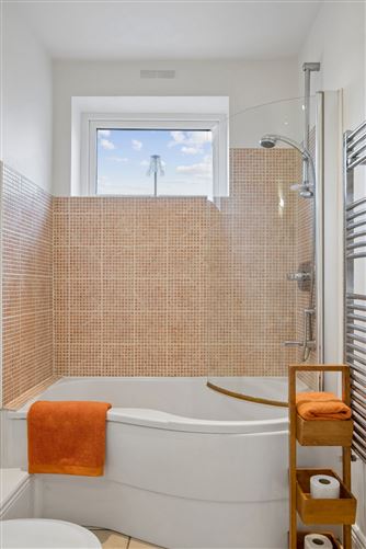 https://photos-a.propertyimages.ie/media/2/2/5/5008522/d5abfd70-e8d6-4052-89fe-73d0299da1c7_l.jpg