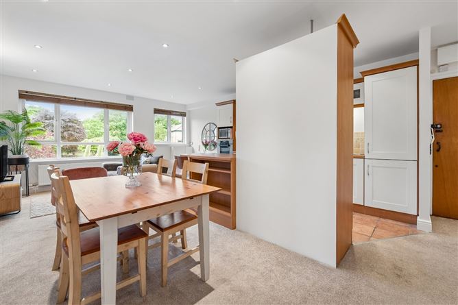https://photos-a.propertyimages.ie/media/2/2/5/5008522/d5abfd70-e8d6-4052-89fe-73d0299da1c7_l.jpg