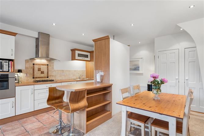 https://photos-a.propertyimages.ie/media/2/2/5/5008522/d5abfd70-e8d6-4052-89fe-73d0299da1c7_l.jpg