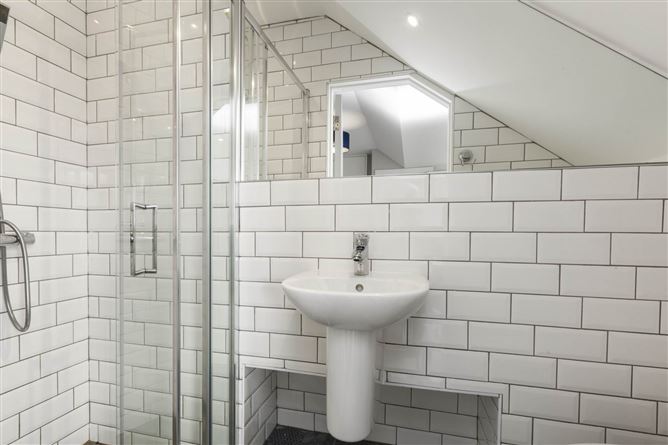 https://photos-a.propertyimages.ie/media/2/2/8/4916822/3317fcf1-0723-49bb-9ab5-67b95d3c22ca_l.jpg