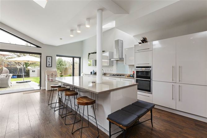 https://photos-a.propertyimages.ie/media/2/2/8/4916822/3317fcf1-0723-49bb-9ab5-67b95d3c22ca_l.jpg