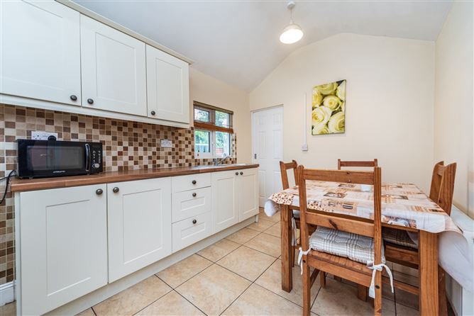 https://photos-a.propertyimages.ie/media/2/2/8/4946822/ac01e512-b1c2-4b02-ab21-0c09a64e266e_l.jpg