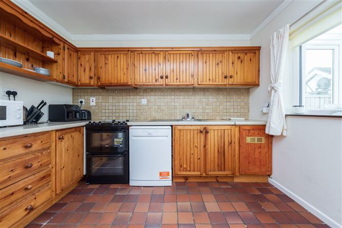 https://photos-a.propertyimages.ie/media/2/2/9/4953922/85077268-5148-462b-a1a6-2566a9025660_l.jpg