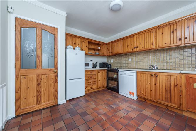 https://photos-a.propertyimages.ie/media/2/2/9/4953922/85077268-5148-462b-a1a6-2566a9025660_l.jpg