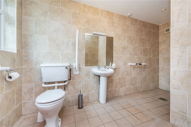 https://photos-a.propertyimages.ie/media/2/2/9/4953922/85077268-5148-462b-a1a6-2566a9025660_l.jpg