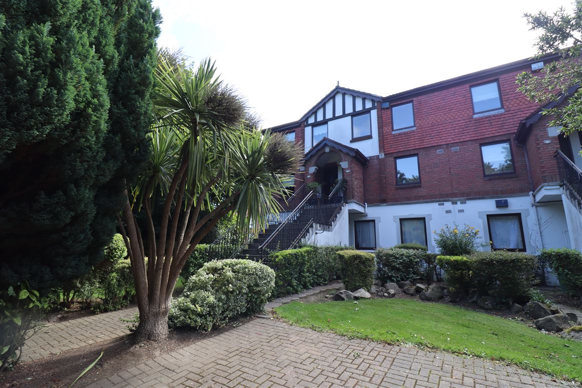 4 White Oaks, Roebuck Road, Clonskeagh, Dublin 14