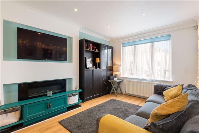 https://photos-a.propertyimages.ie/media/2/3/2/4910232/e91fa553-10f1-476f-bc87-6ee05da7f1bf_l.jpg