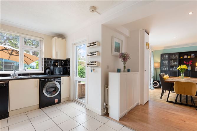 https://photos-a.propertyimages.ie/media/2/3/2/4910232/e91fa553-10f1-476f-bc87-6ee05da7f1bf_l.jpg
