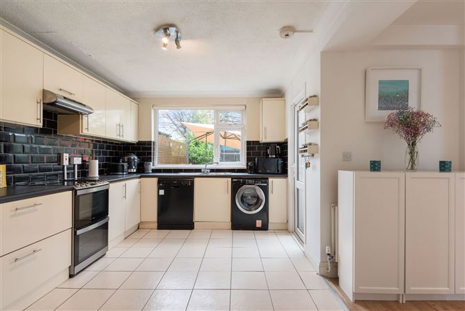 https://photos-a.propertyimages.ie/media/2/3/2/4910232/e91fa553-10f1-476f-bc87-6ee05da7f1bf_l.jpg