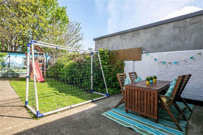 https://photos-a.propertyimages.ie/media/2/3/2/4910232/e91fa553-10f1-476f-bc87-6ee05da7f1bf_l.jpg