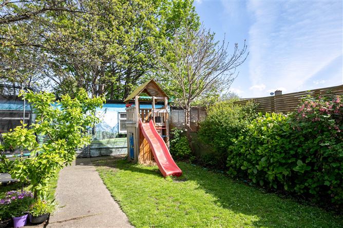 https://photos-a.propertyimages.ie/media/2/3/2/4910232/e91fa553-10f1-476f-bc87-6ee05da7f1bf_l.jpg