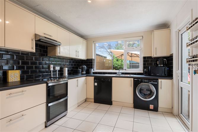 https://photos-a.propertyimages.ie/media/2/3/2/4910232/e91fa553-10f1-476f-bc87-6ee05da7f1bf_l.jpg