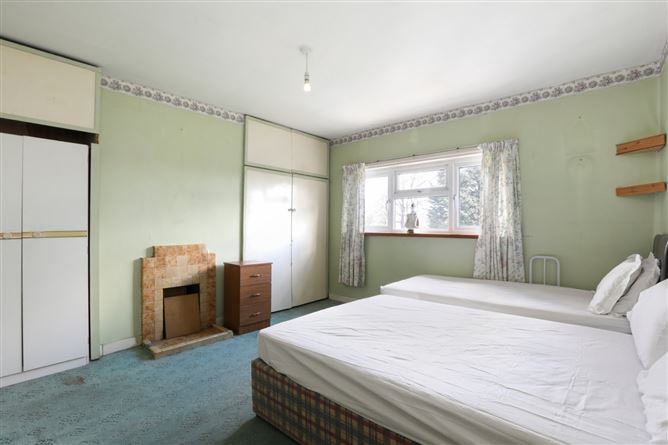 https://photos-a.propertyimages.ie/media/2/3/2/4912232/9359e002-68ee-45ee-9737-fe33e3b23077_l.jpg