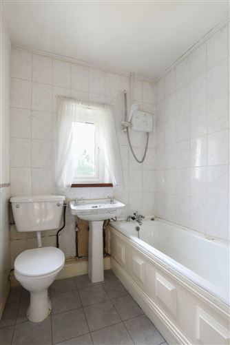 https://photos-a.propertyimages.ie/media/2/3/2/4912232/9359e002-68ee-45ee-9737-fe33e3b23077_l.jpg