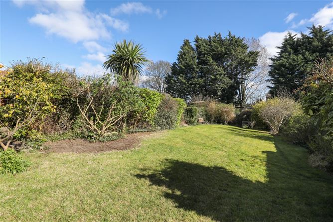 https://photos-a.propertyimages.ie/media/2/3/2/4912232/9359e002-68ee-45ee-9737-fe33e3b23077_l.jpg