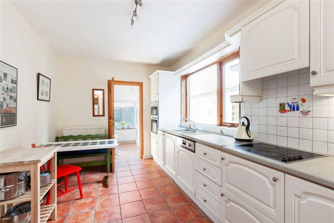https://photos-a.propertyimages.ie/media/2/3/3/4909332/03cbf3ff-0b78-4ef3-93bd-24753bc42c66_l.jpg