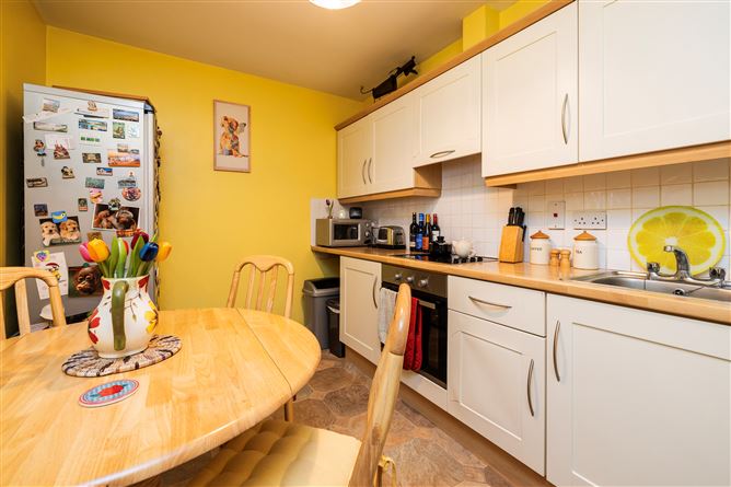 https://photos-a.propertyimages.ie/media/2/3/8/4928832/f8d620b7-41a9-4742-b068-8f360458b017_l.jpg