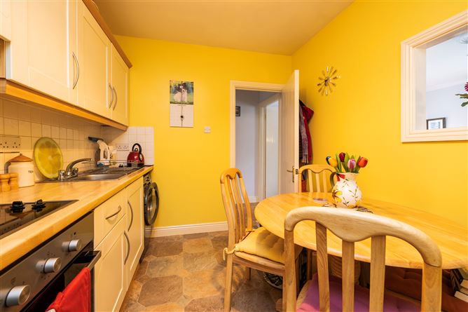 https://photos-a.propertyimages.ie/media/2/3/8/4928832/f8d620b7-41a9-4742-b068-8f360458b017_l.jpg