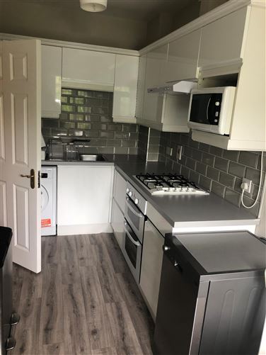 https://photos-a.propertyimages.ie/media/2/4/1/4932142/ec577df4-b8c4-4df8-9390-67cba327b8ec_l.jpg
