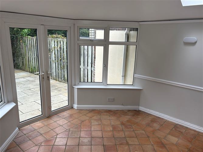 https://photos-a.propertyimages.ie/media/2/4/1/4932142/ec577df4-b8c4-4df8-9390-67cba327b8ec_l.jpg