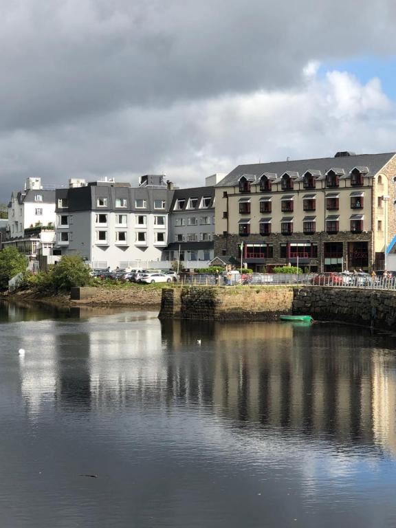 Faye's Place,Upper Main Street