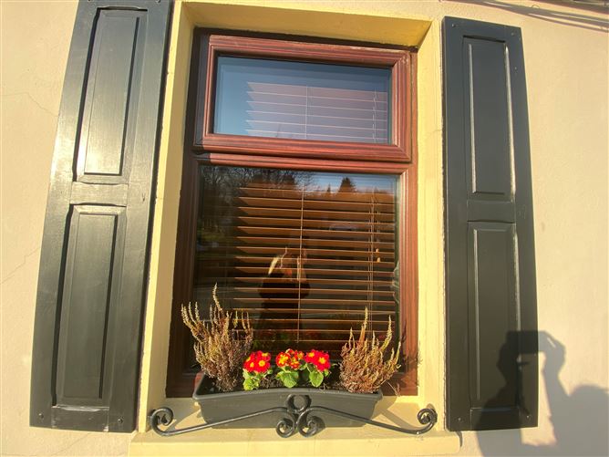 Faye's Place,Upper Main Street