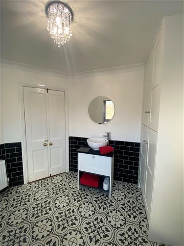 Faye's Place,Upper Main Street