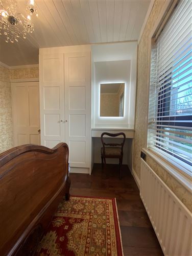 Faye's Place,Upper Main Street