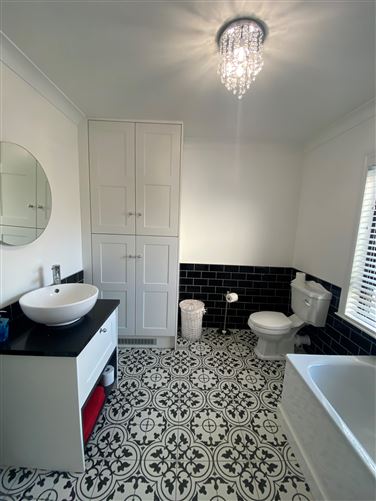 Faye's Place,Upper Main Street