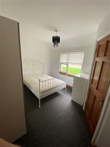 https://photos-a.propertyimages.ie/media/2/4/9/4944942/af5eb1dd-5c56-4966-8d91-269f7b4e3a95_l.jpg